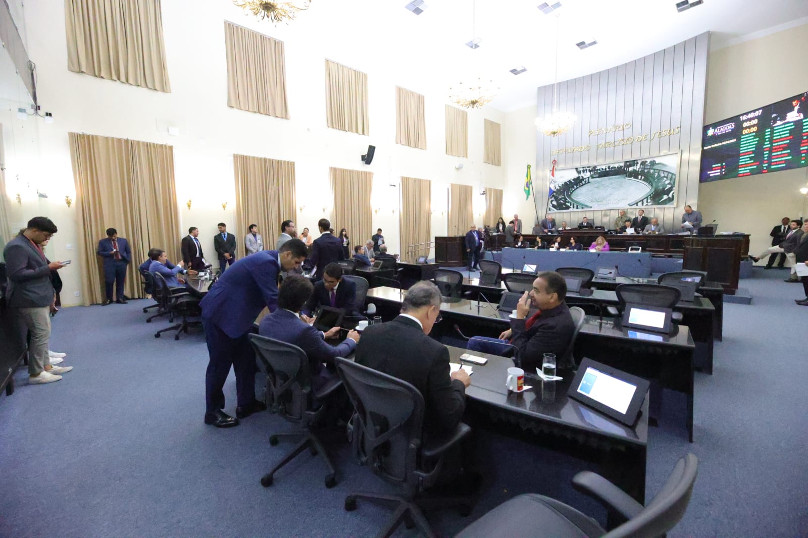 Parlamentares aprovam reajuste de 6% para servidores públicos estaduais