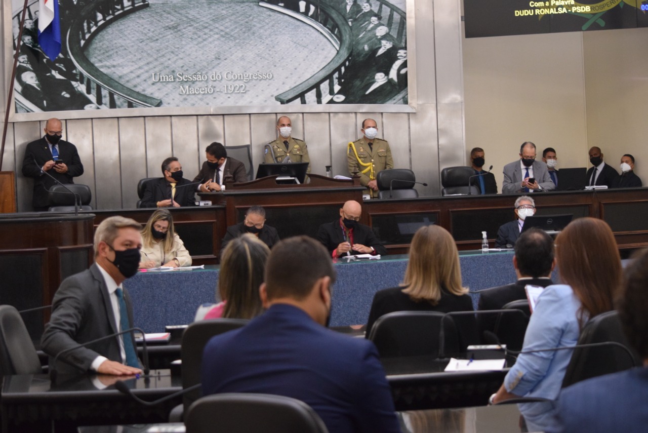 Parlamentares avaliam cenário com aumento do número de infectados com o coronavírus