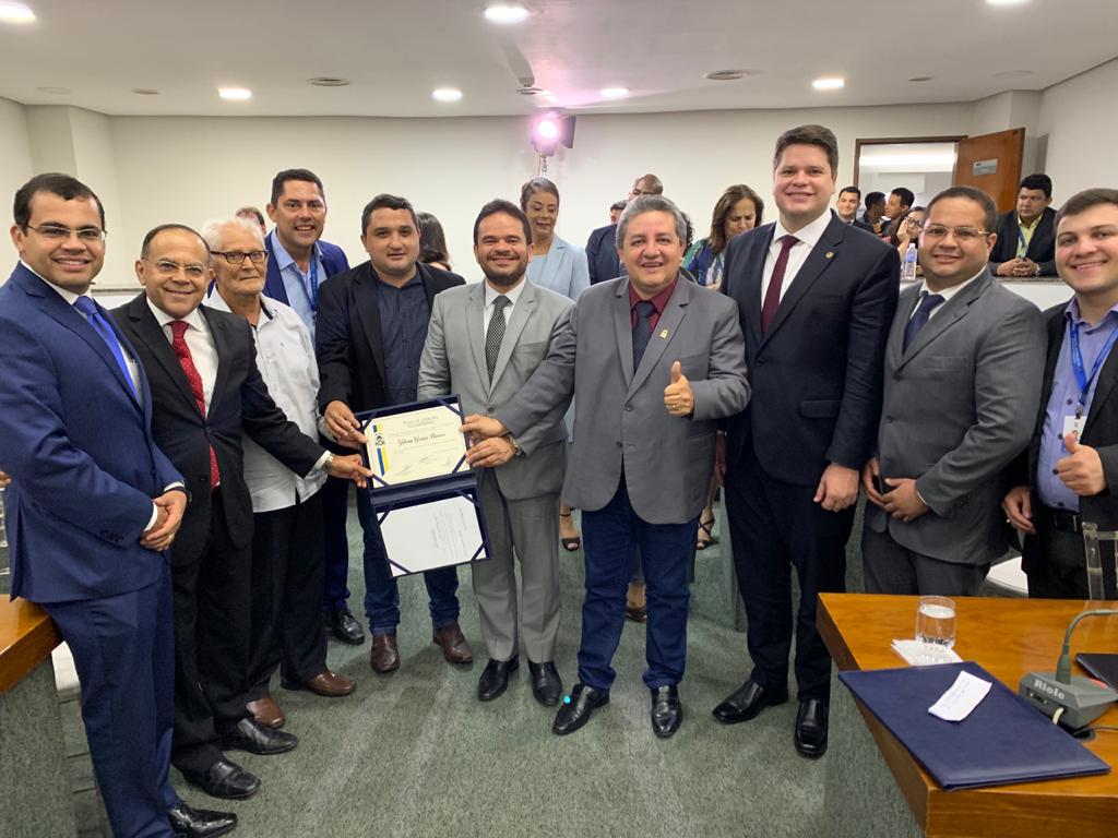 Parlamentares prestigiam homenagem ao ex-deputado Gilvan Barros