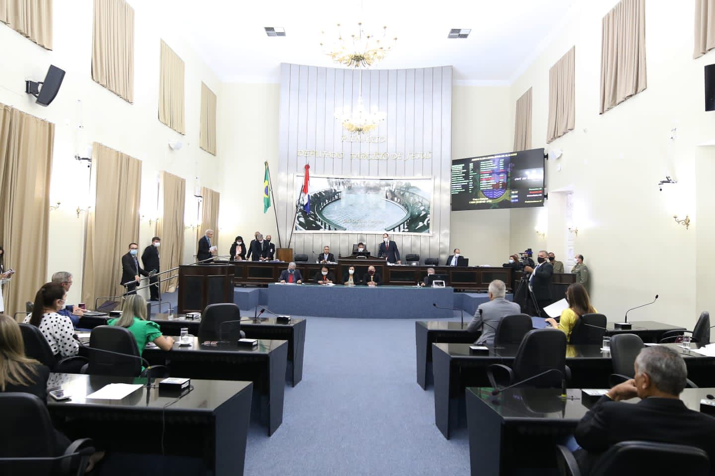 Parlamento aprova matérias que beneficiam servidores e a população em geral