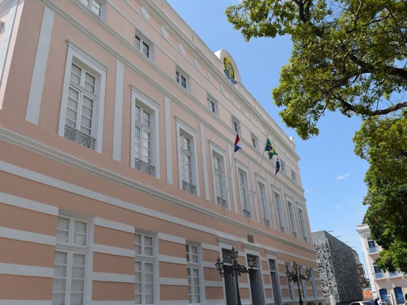 Parlamento concederá honrarias a médico e procurador do TCE