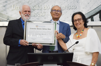 Parlamento entrega comenda ao médico alagoano Adávio de Oliveira e Silva