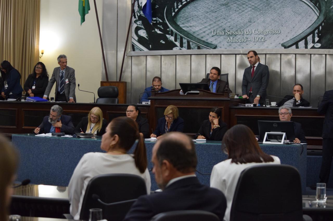 Plenário vota, em 1º turno, duas propostas de emenda à Constituição