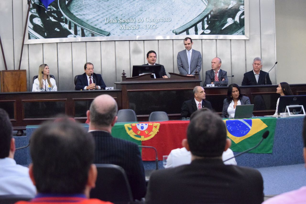 Plenário recebe aula magna de curso de pós-graduação