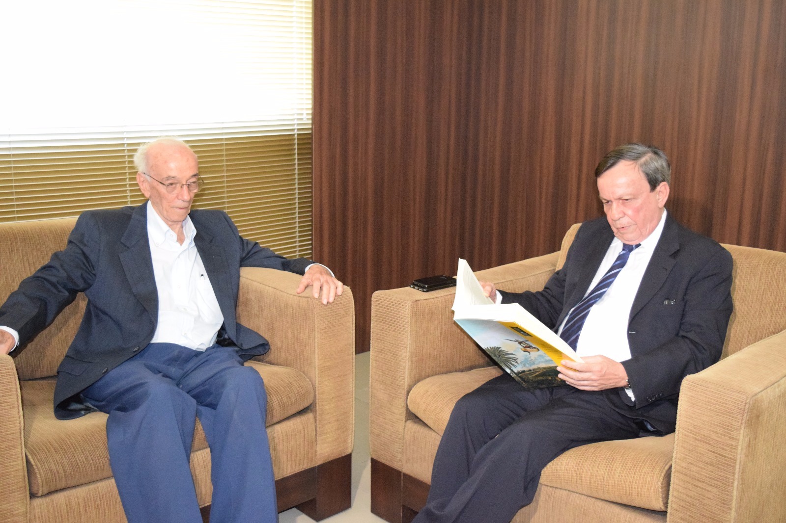 Presidente Luiz Dantas recebe a visita do escritor Francisco Reynaldo