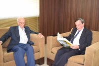 Presidente Luiz Dantas recebe a visita do escritor Francisco Reynaldo