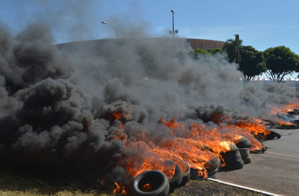 Projeto de lei proíbe queima de pneus
