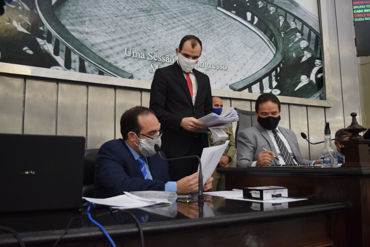 Proposta de Emenda à Constituição, projetos de lei e requerimento são analisados em plenário
