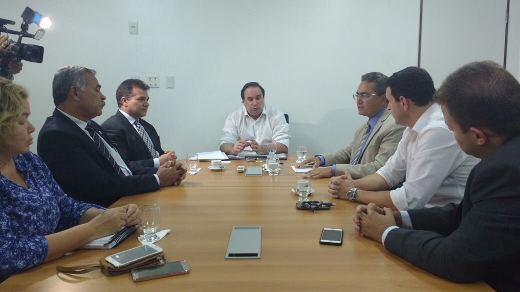 Reunião entre deputados e secretário de Educação põe fim ao impasse sobre o transporte escolar