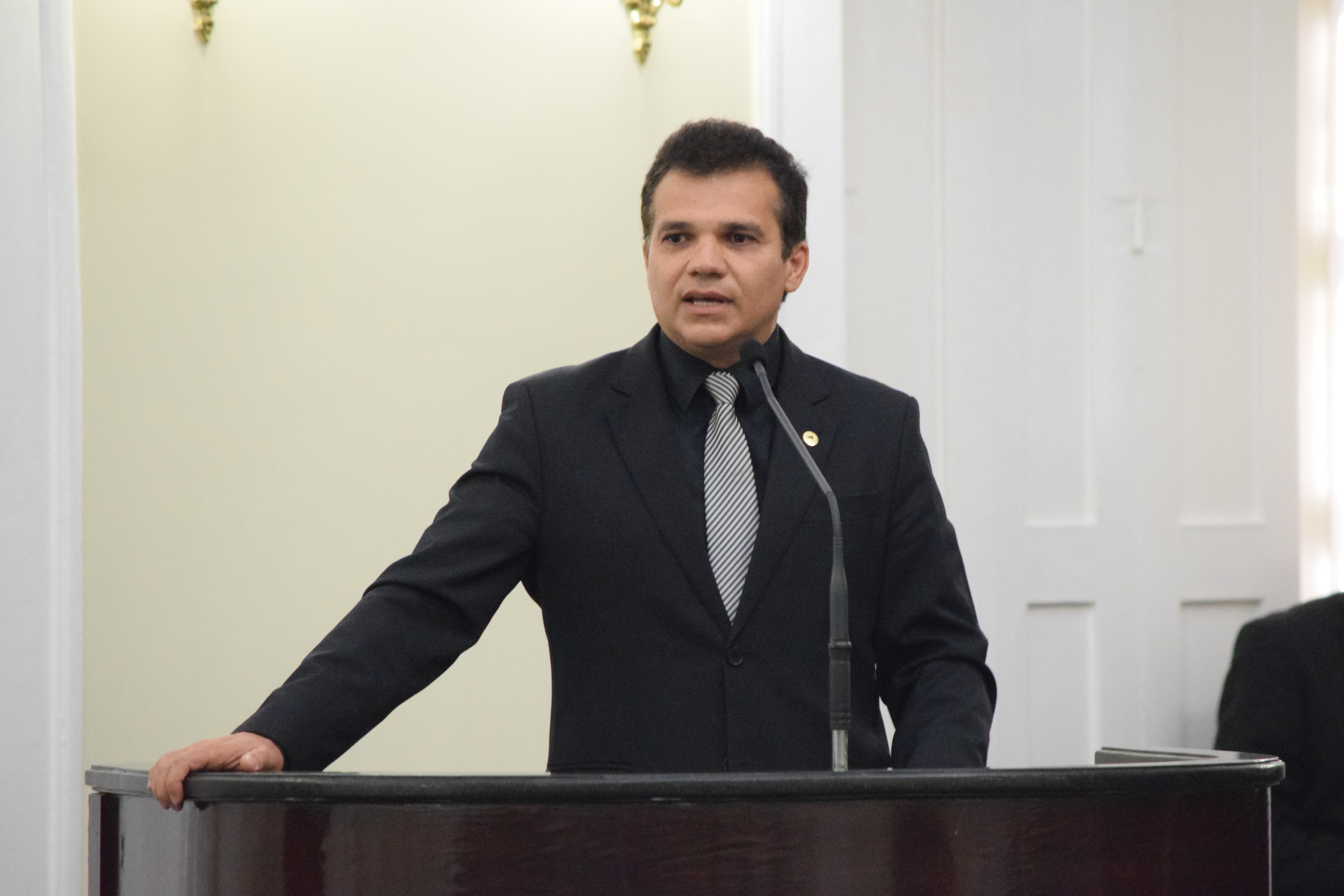 Ricardo Nezinho convoca deputados a aderirem à Campanha do Laço Branco