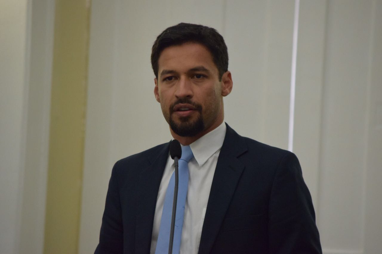 Rodrigo Cunha denuncia redução na distribuição de remédios pela Farmex