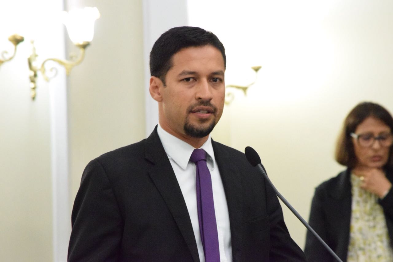 Rodrigo Cunha pede reavaliação de carga tributária que incide sobre combustíveis