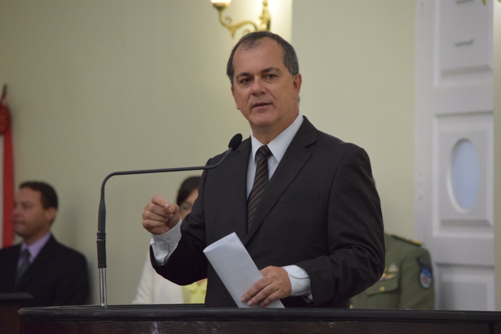 Ronaldo Medeiros apresenta projeto que torna sem efeito o “Escola Livre”