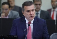 Ronaldo Medeiros celebra redução do preço da gasolina e valorização do serviço público