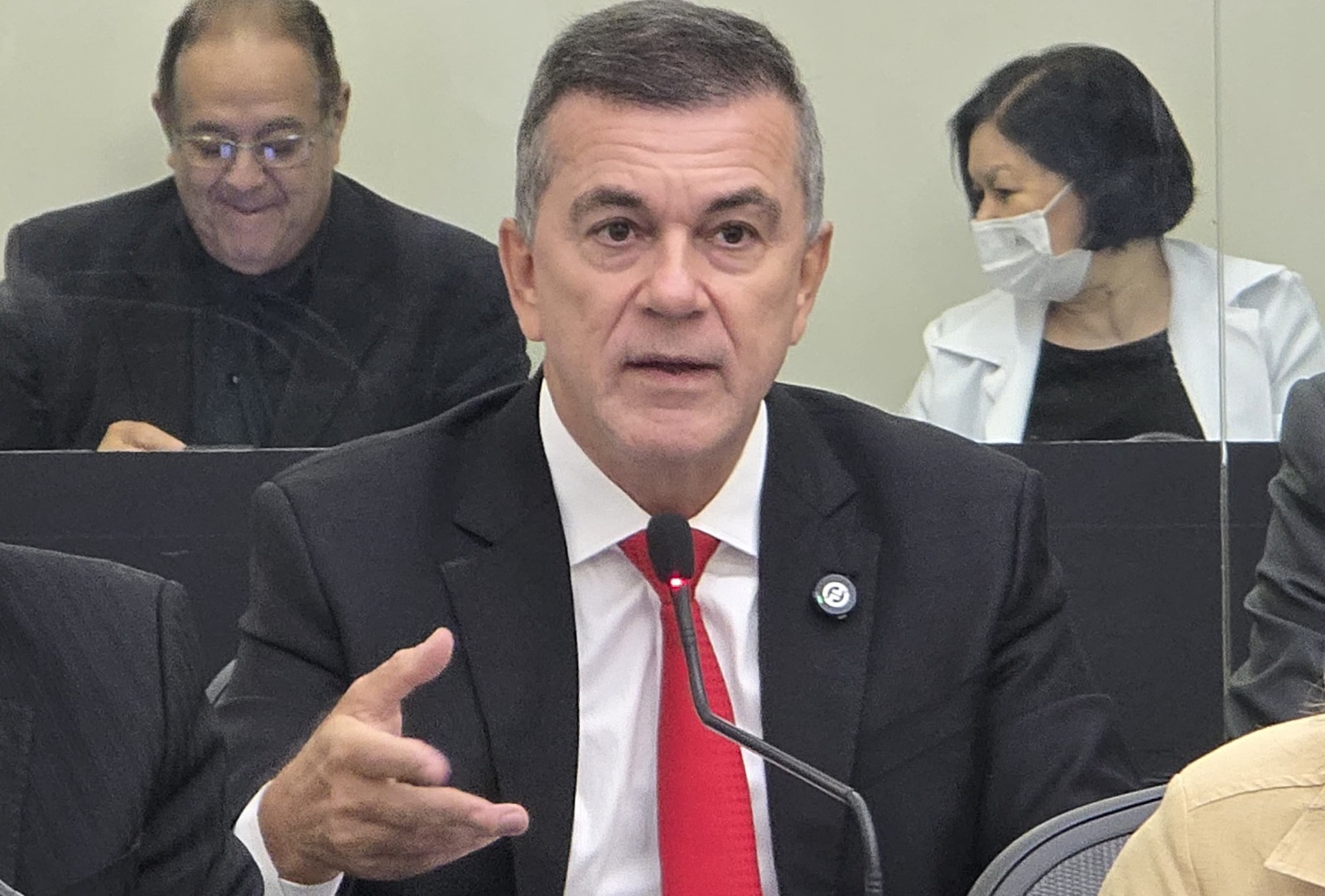 Ronaldo Medeiros destaca projeto de lei que amplia isenção do Imposto de Renda
