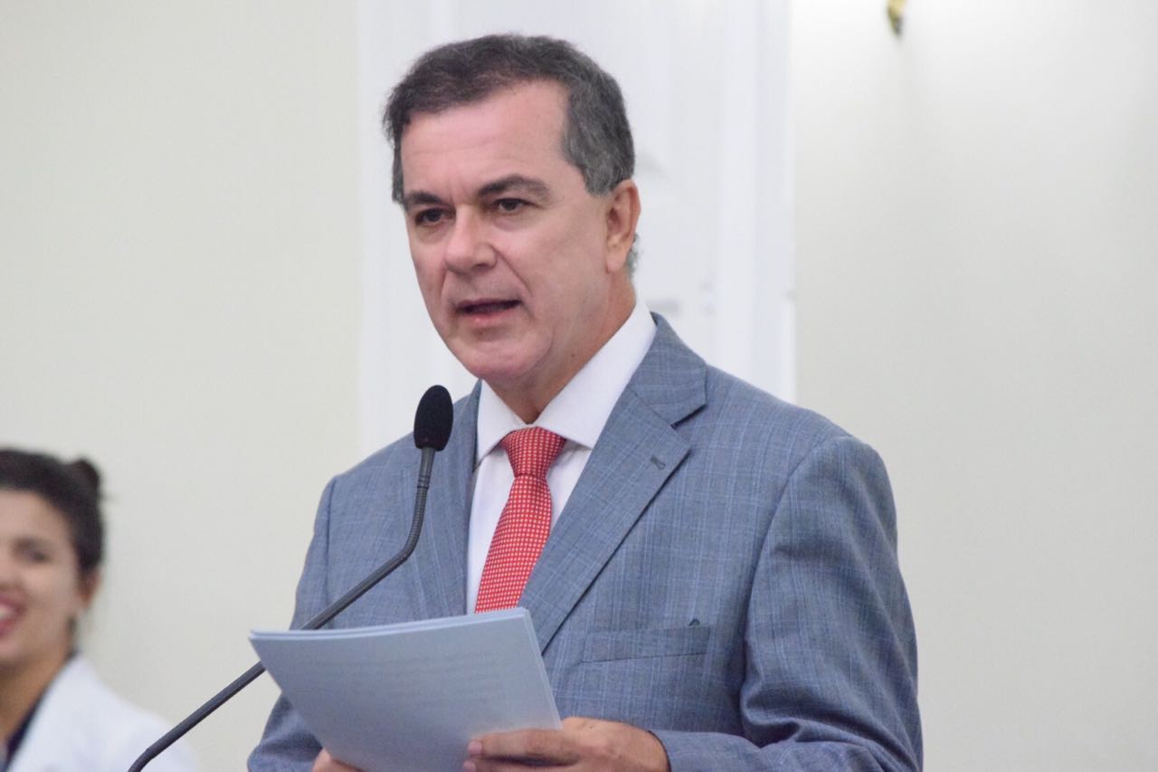 Ronaldo Medeiros lamenta falta de vagas no ensino público de Maceió