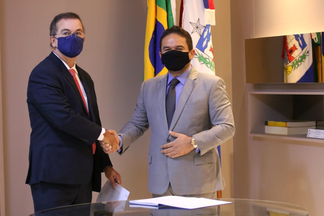 Ronaldo Medeiros toma posse e promete defesa do serviço público