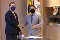 Ronaldo Medeiros toma posse e promete defesa do serviço público