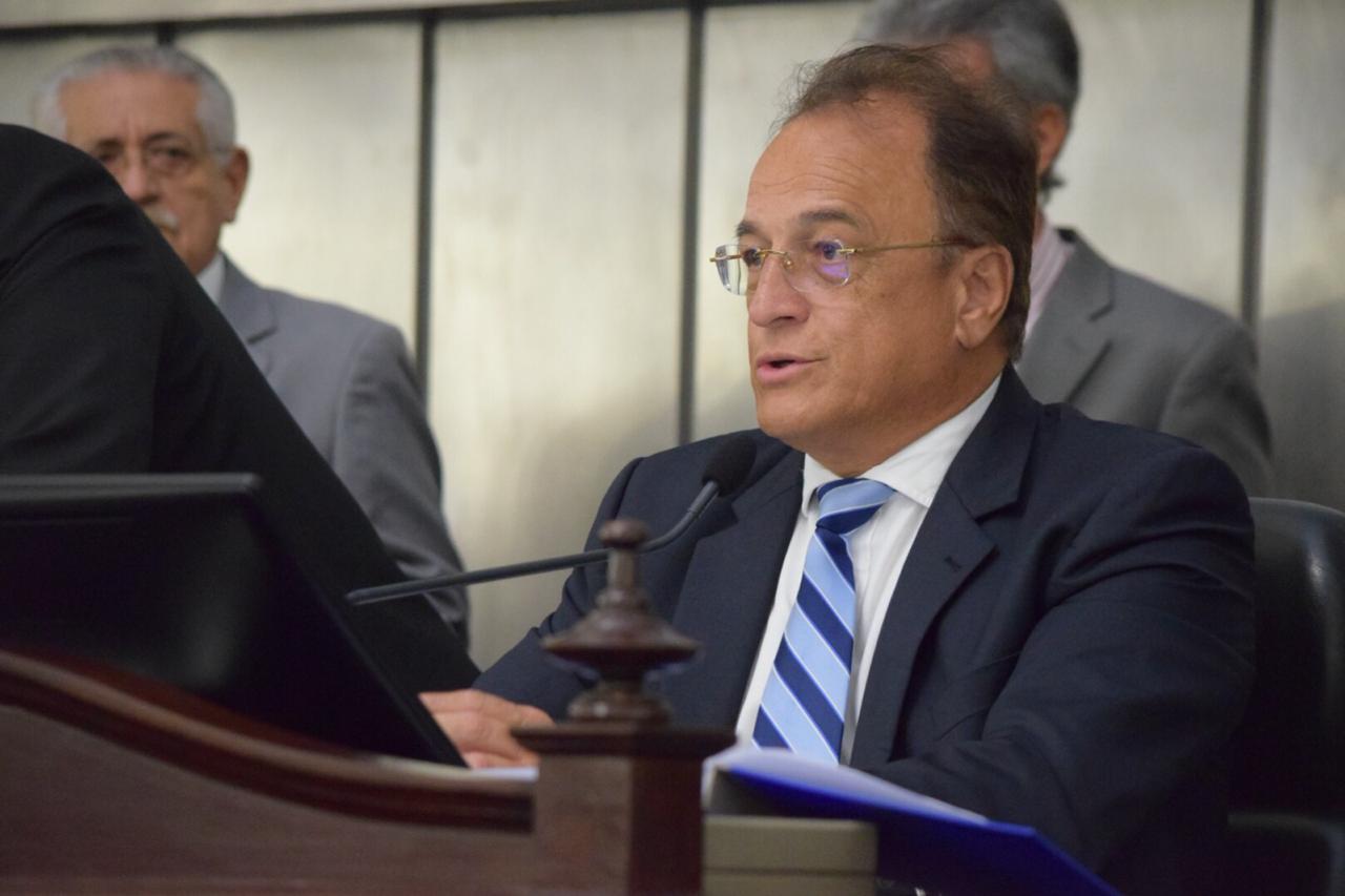 Sancionada lei, de autoria do deputado Galba Noves, que proíbe corte de água e luz em dias específicos da semana