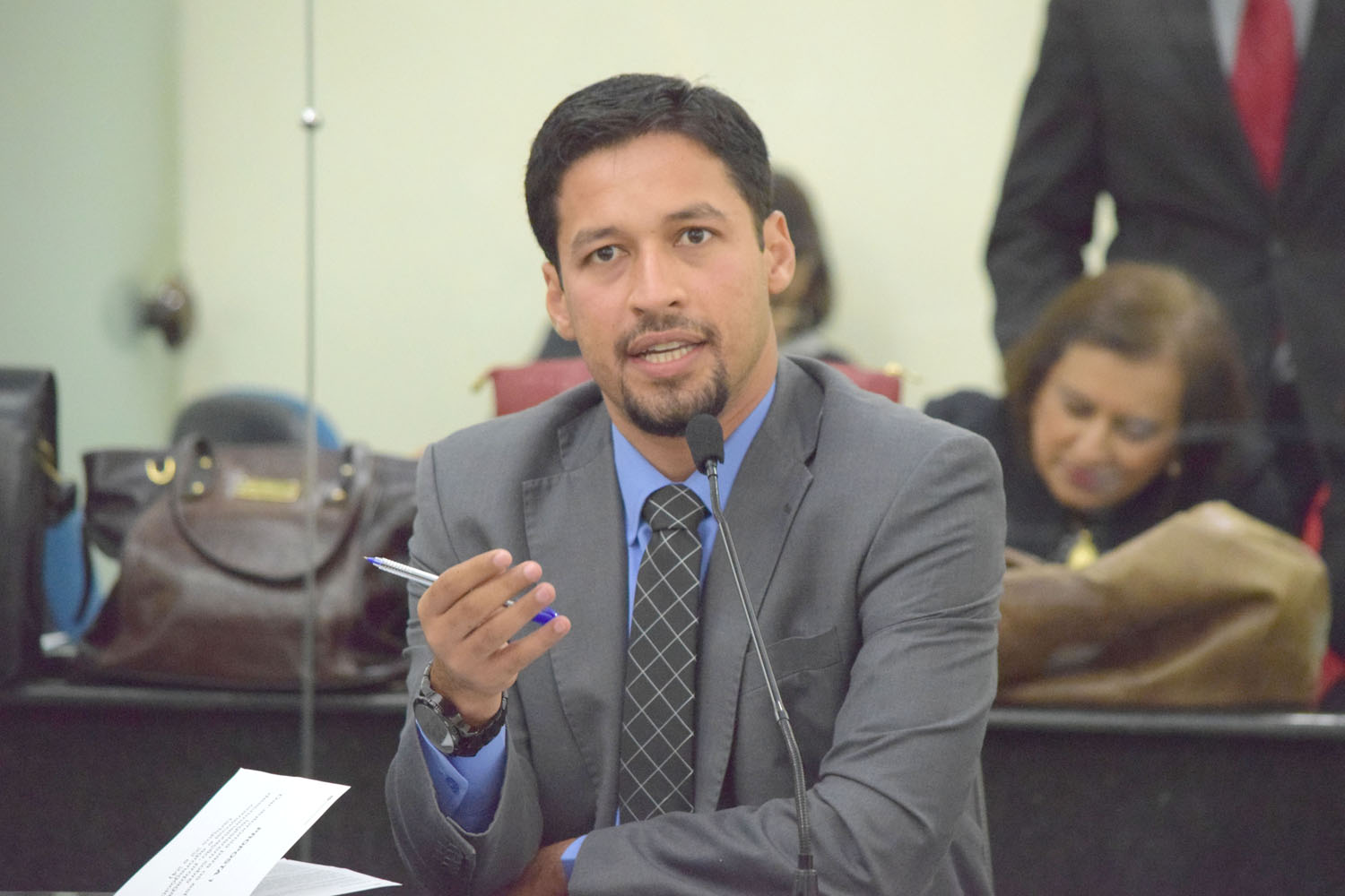 Sancionada lei que obriga fornecedores a manterem amostras sem lacre dos produtos à venda