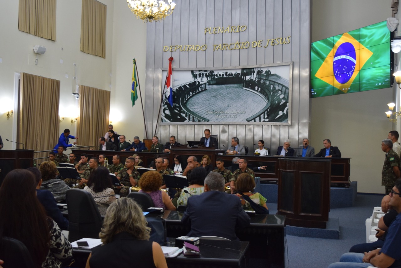 Sessão especial lembra os 10 anos de falecimento da major enfermeira Elza Cansanção