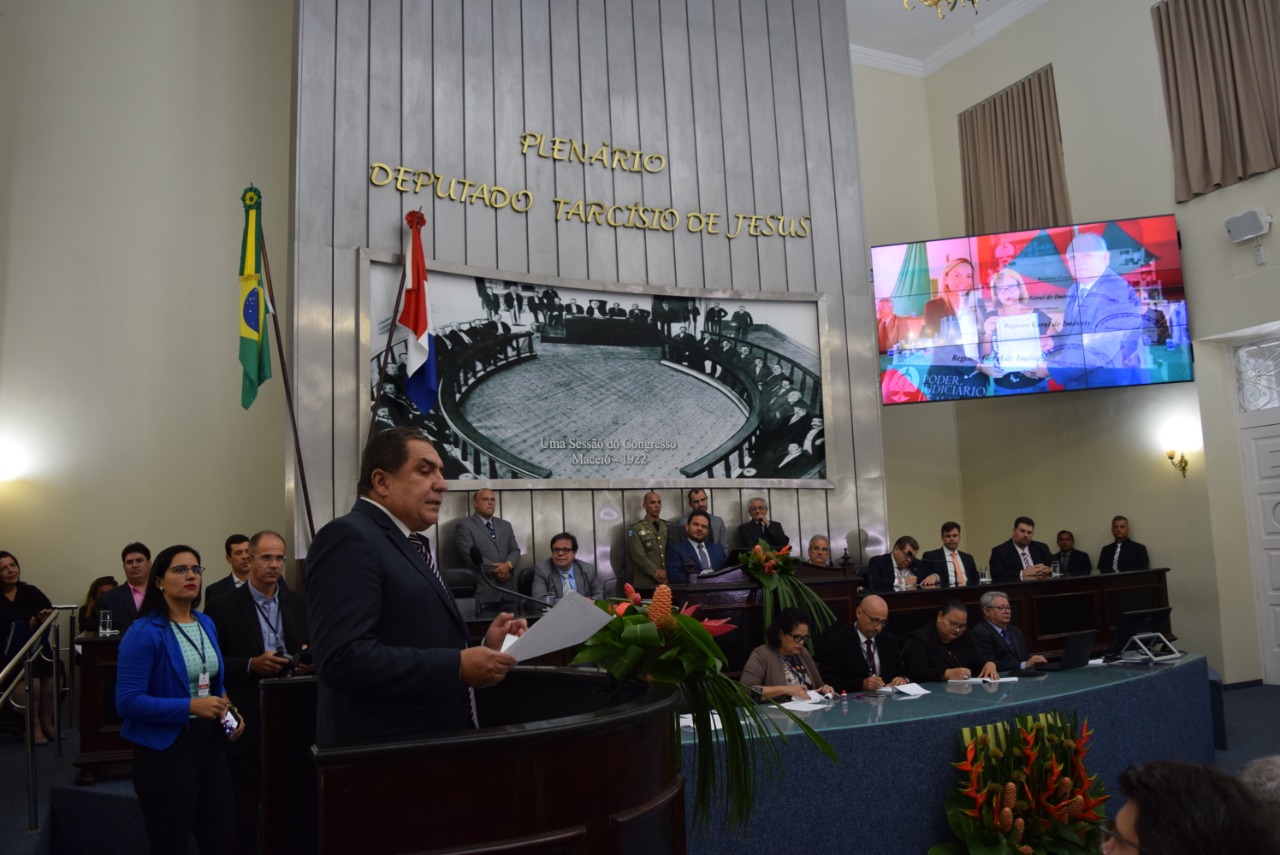 Sessão solene celebra entrega de 40 mil títulos do Programa Moradia Legal