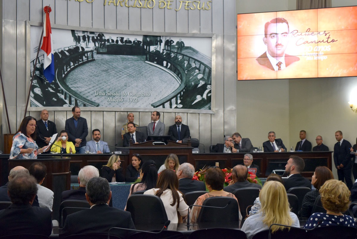 Sessão solene presta homenagem ao centenário de Rubens Canuto