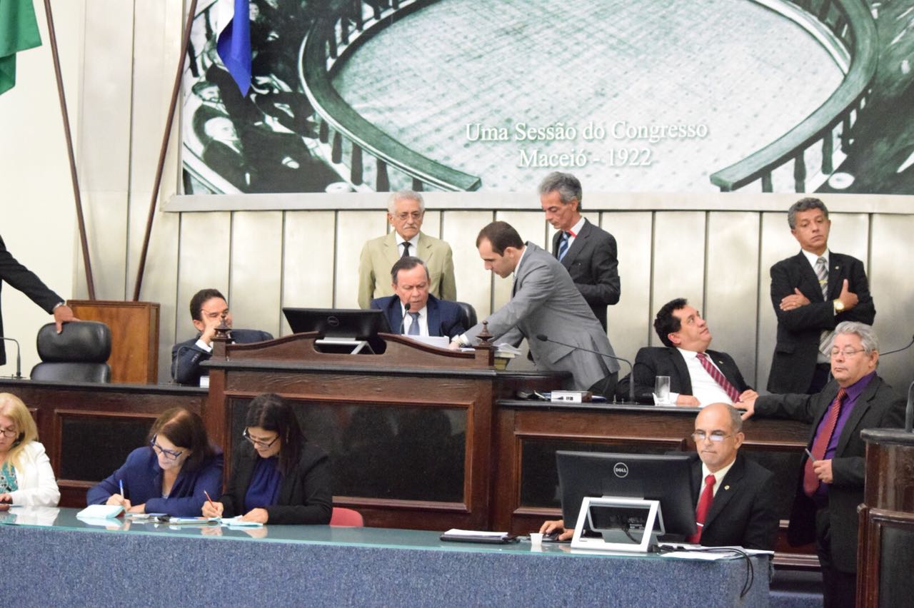 Vetos do Executivo são analisados em plenário