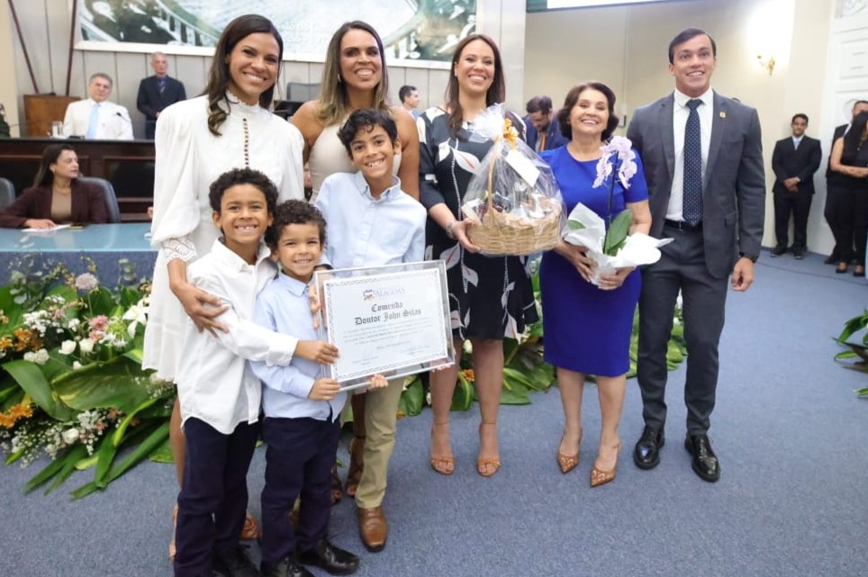 Sessão solene homenageia legado do juiz John Silas com entrega de comenda à família